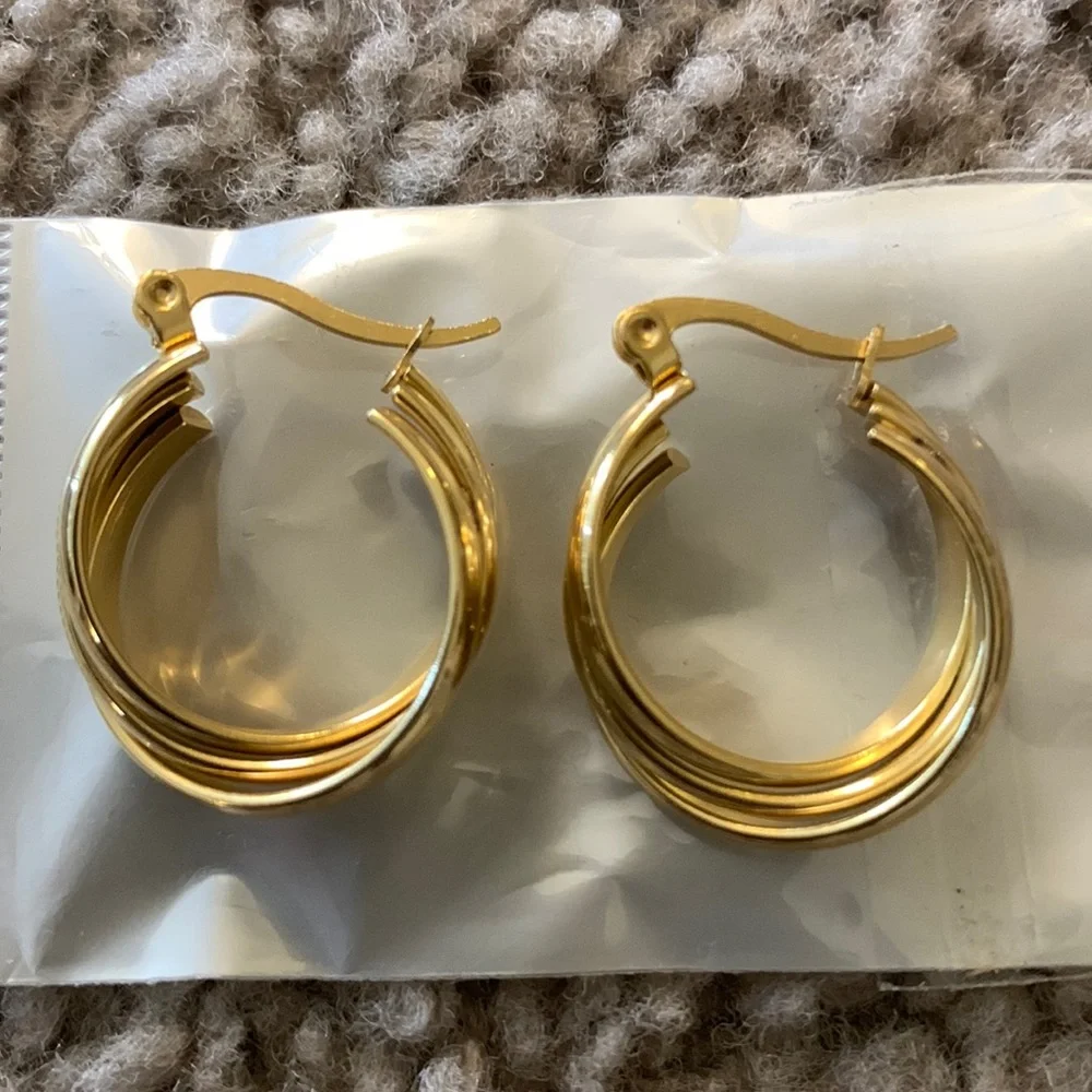 Cute little Gold Earrings - Picture 3 of 4